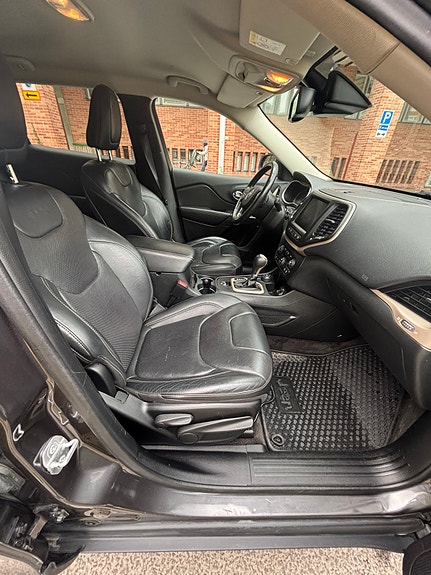 Jeep Cherokee 8 of 12