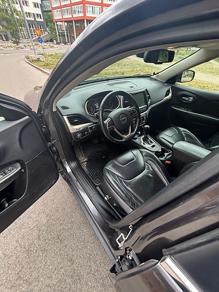 Jeep Cherokee 10 of 12