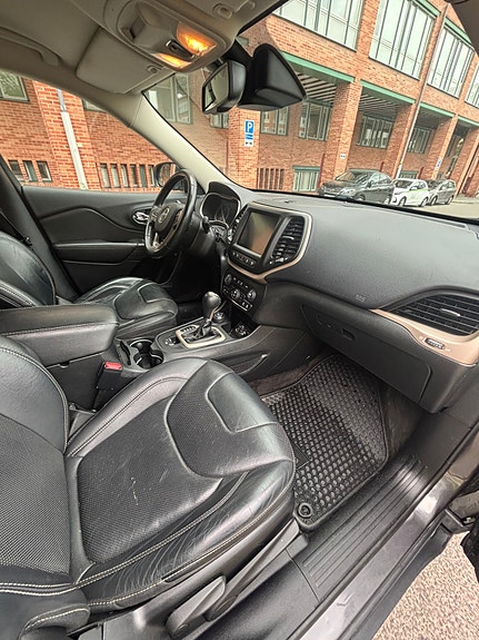 Jeep Cherokee 9 of 12