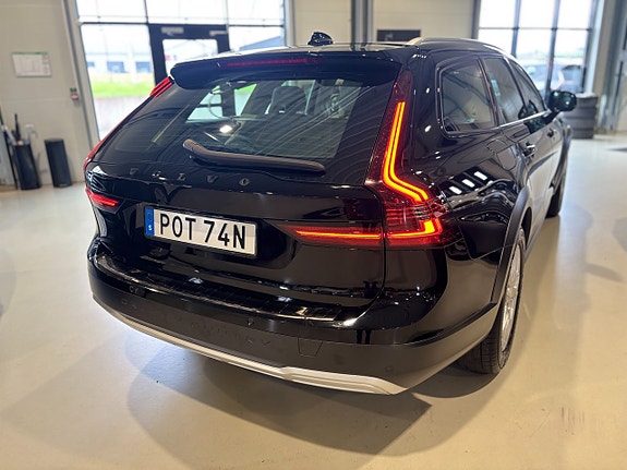 Volvo V90 Cross Country 3 of 5