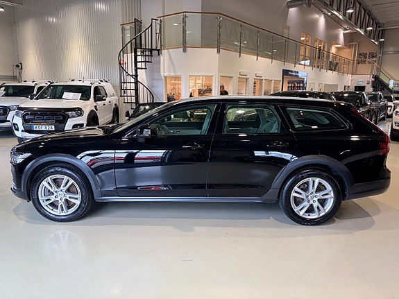 Volvo V90 Cross Country 2 of 5