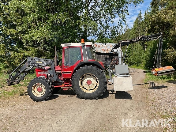 Traktor International 844XL med släntklippare