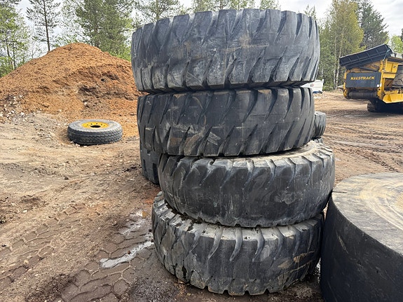 Entreprenaddäck Bridgestone V-steel E-lug 2 of 26