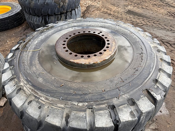 Entreprenaddäck Bridgestone V-steel E-lug 12 of 26