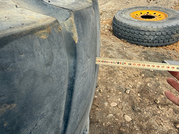 Entreprenaddäck Bridgestone V-steel E-lug 25 of 26
