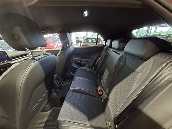 Volkswagen T-Roc 6 of 9