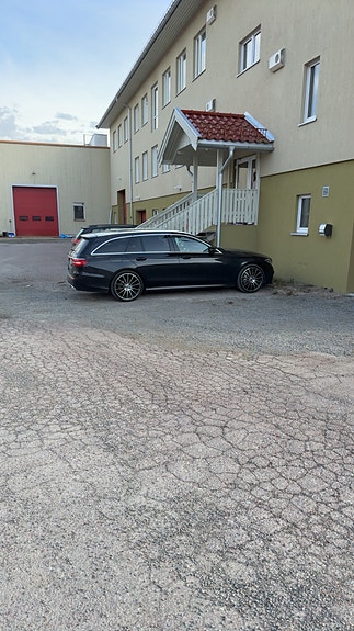 Mercedes-Benz E220 2 of 5