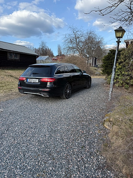 Mercedes-Benz E220 3 of 5
