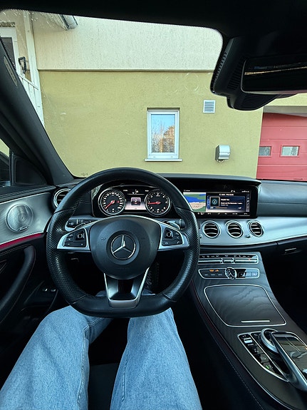 Mercedes-Benz E220 4 of 5