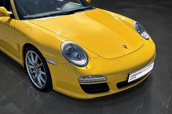 Porsche 911 Carrera S 4 of 5
