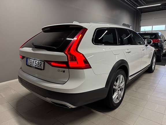 Volvo V90 Cross Country 2 of 5