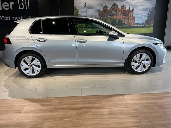 Volkswagen Golf VIII 2 of 18