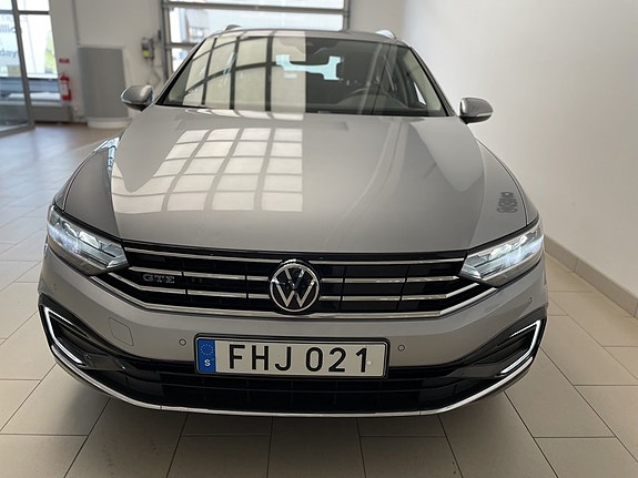 Volkswagen Passat 2 of 5