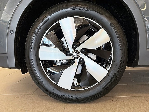 Volkswagen Tiguan 8 of 12