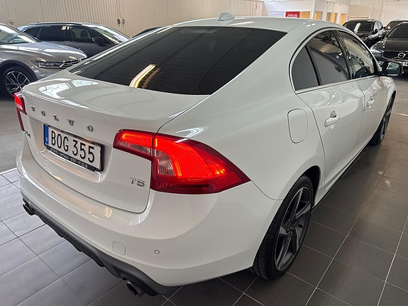 Volvo S60 4 of 5