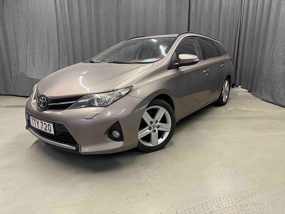 Toyota Auris 2 of 5