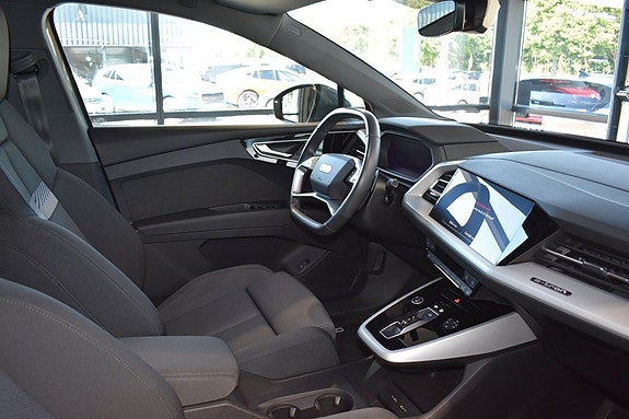 Audi Q4 e-tron 4 of 5