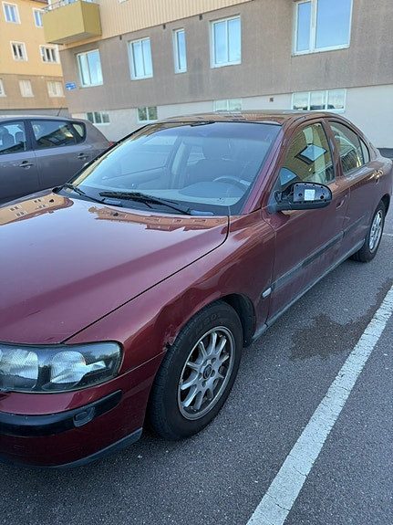 Volvo S60 4 of 5