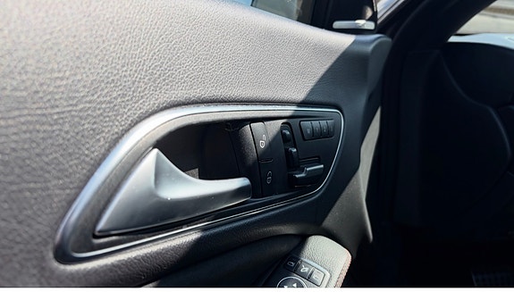 Mercedes-Benz CLA250 4 of 4
