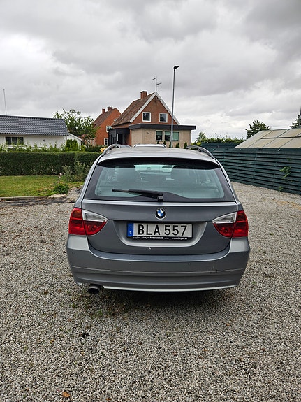 BMW 318i 2 of 3