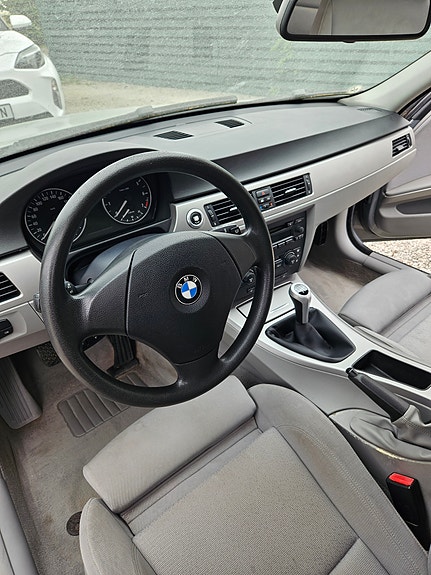 BMW 318i 3 of 3