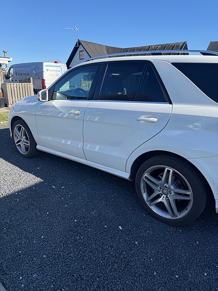 Mercedes-Benz ML350 4 of 4