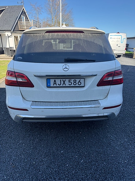 Mercedes-Benz ML350 3 of 4