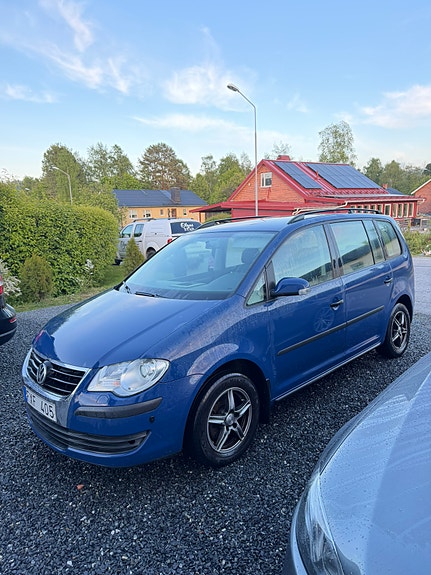 Volkswagen Touran 4 of 5