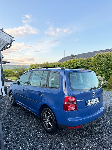 Volkswagen Touran 2 of 5