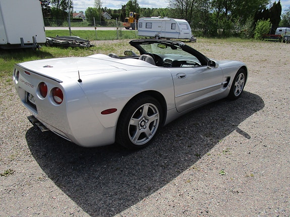 Chevrolet Corvette 2 of 5