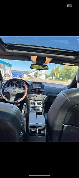 Mercedes-Benz C180 4 of 5