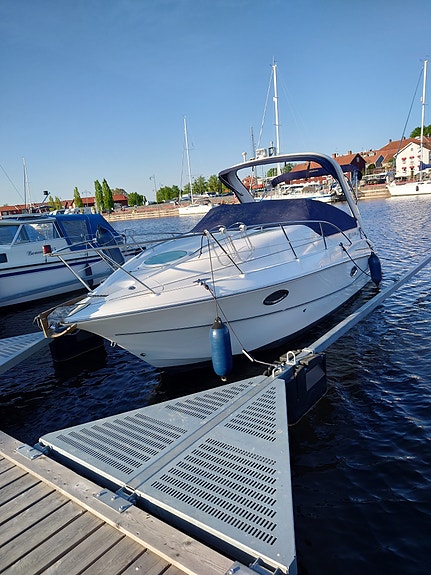 Fin familjebåt för helgmys och långresor – pålitlig motor och rymlig kabin 4 of 5
