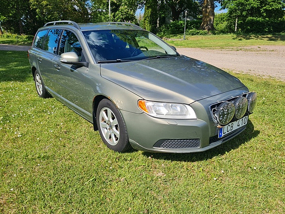 Volvo V70 2 of 6