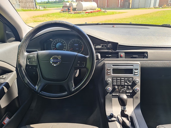 Volvo V70 3 of 6