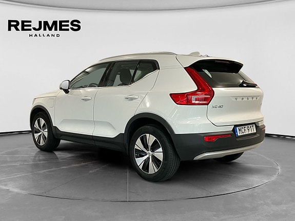 Volvo XC40 2 of 5
