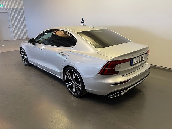Volvo S60 4 of 5