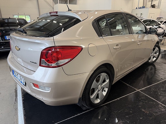 Chevrolet Cruze 4 of 5