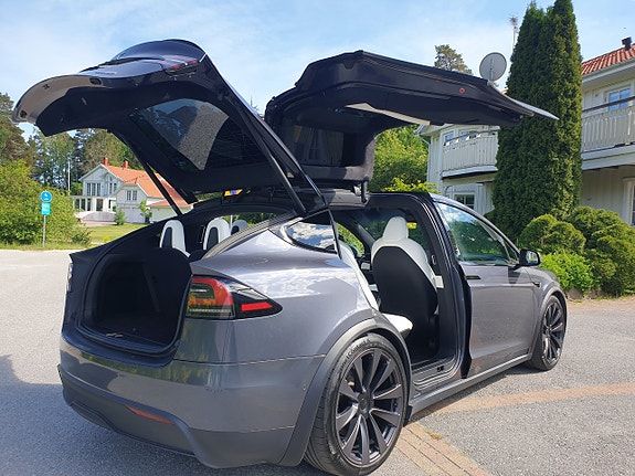 Tesla Model X 10 of 30