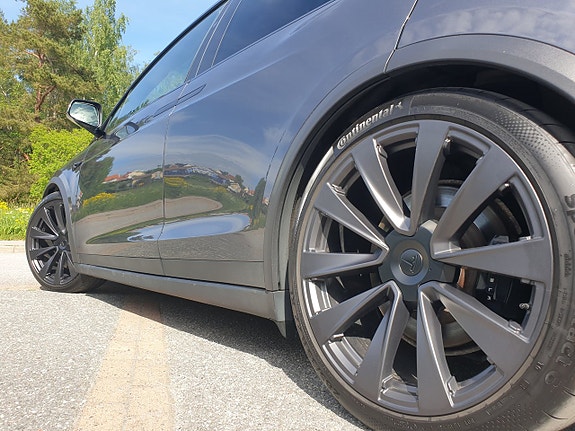 Tesla Model X 23 of 30