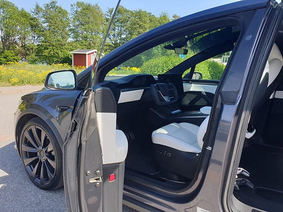 Tesla Model X 4 of 5