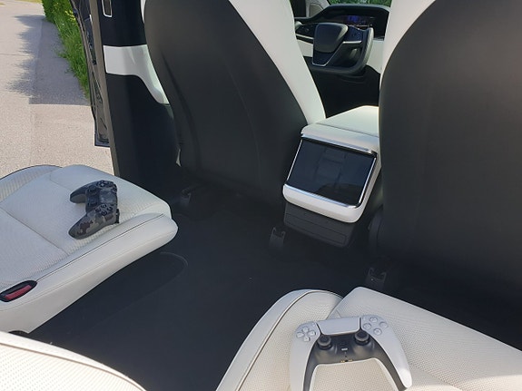 Tesla Model X 28 of 30