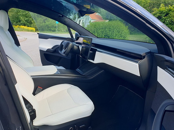 Tesla Model X 3 of 5