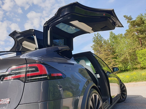 Tesla Model X 26 of 30