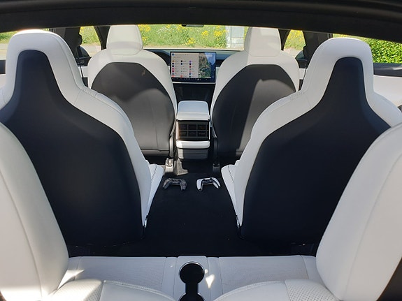 Tesla Model X 21 of 30