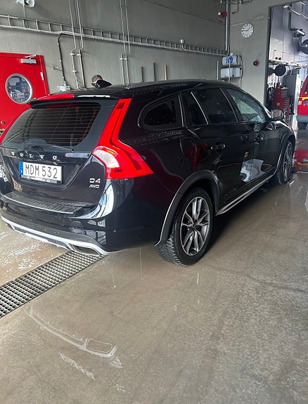 Volvo V60 Cross Country 2 of 5