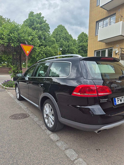 Volkswagen Passat Alltrack 3 of 5