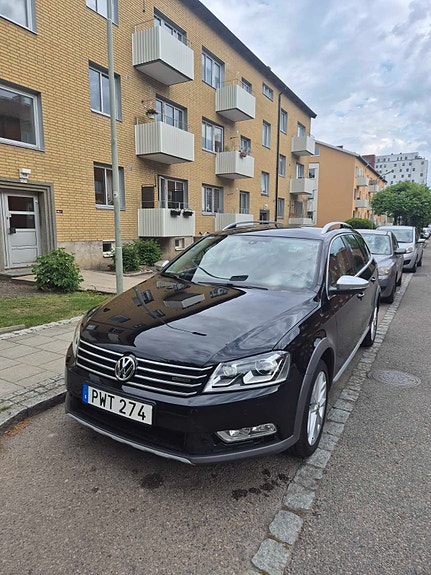 Volkswagen Passat Alltrack 2 of 5
