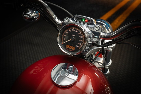 Harley-Davidson SPORTSTER 883 CUSTOM (XL883C) 14 of 15