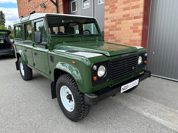 Land Rover Defender 110 4 of 5