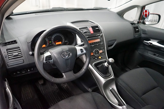 Toyota Auris 8 of 18